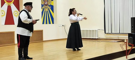 Петр и Марина Суховы внесли свой вклад в празднование Дня защитника Отечества в Чкаловске с агитбригадой Росгвардии